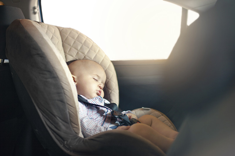 婴儿睡在车里图片下载