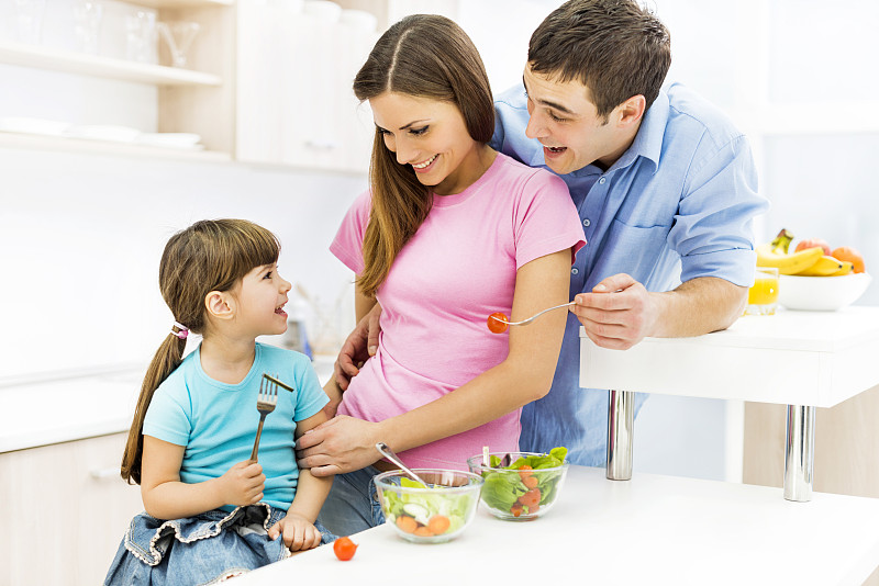 幸福家庭在厨房创造健康习惯。图片下载