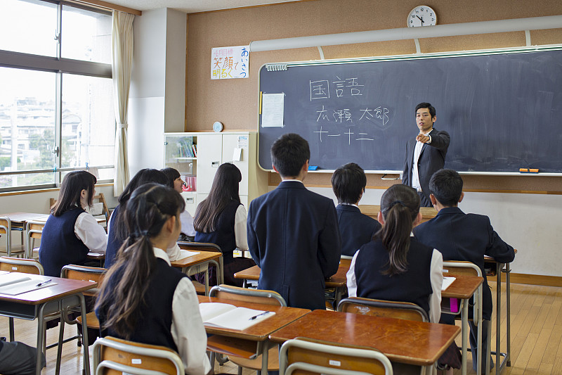 日本老师向学生提问图片下载