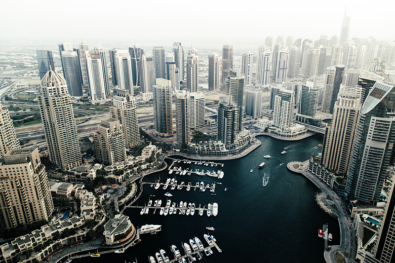 迪拜的现代摩天大楼，海滨城市景观，天际线。玛丽娜,鸟瞰图图片下载