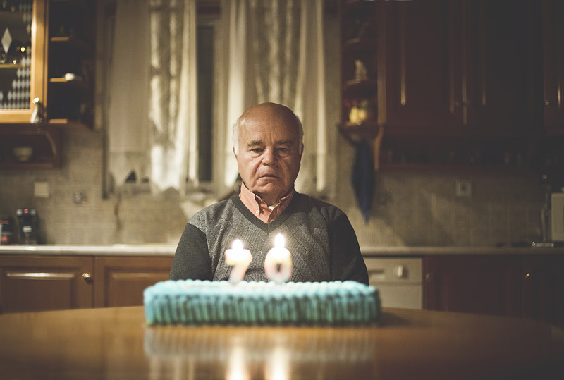 一个老人独自庆祝他的生日图片素材