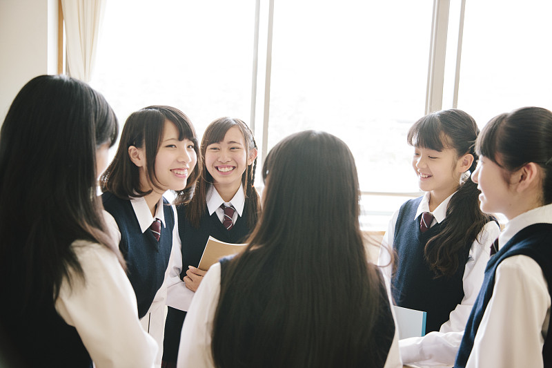 日本高中生，六个十几岁的女孩在教室里交际图片素材