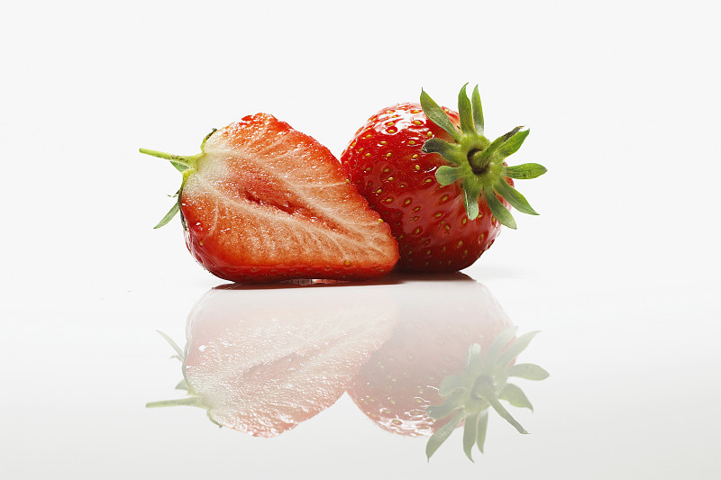 刚摘的草莓衬着白色图片下载