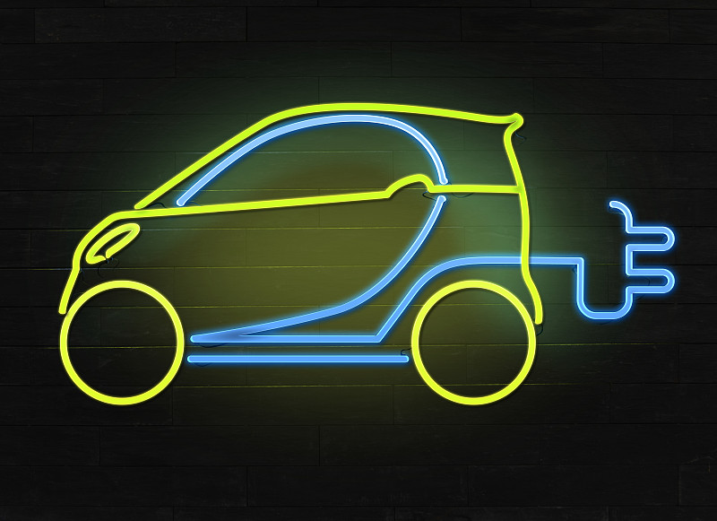 说明形象的电动汽车和插头代表绿色的概念图片下载