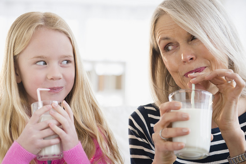 老白人女人和孙女喝牛奶图片下载
