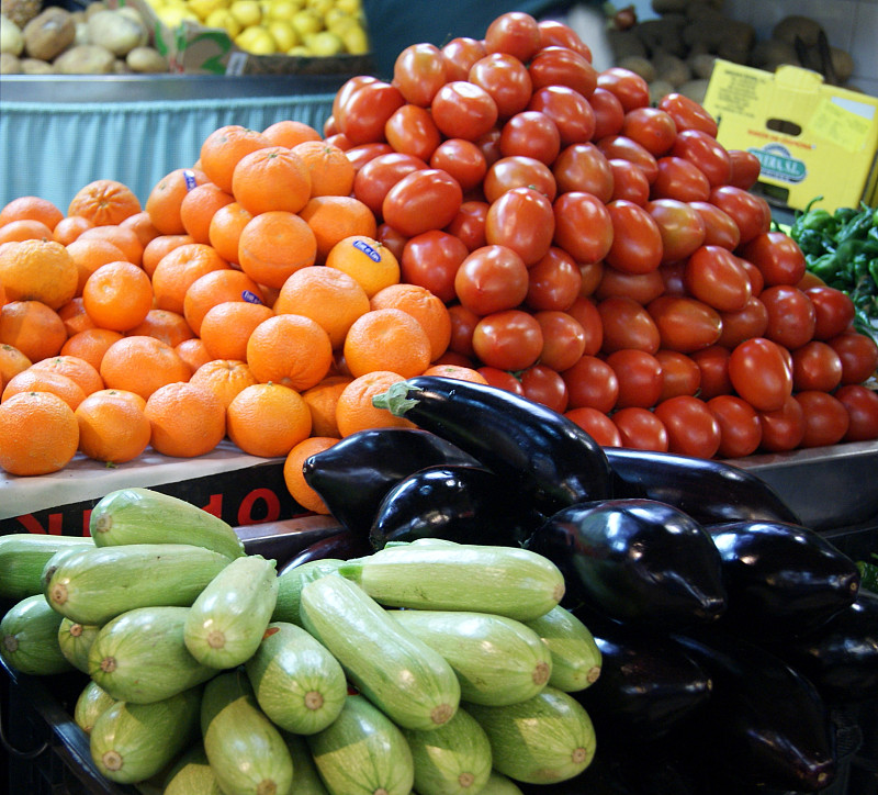 水果和蔬菜在水果市场出售图片素材