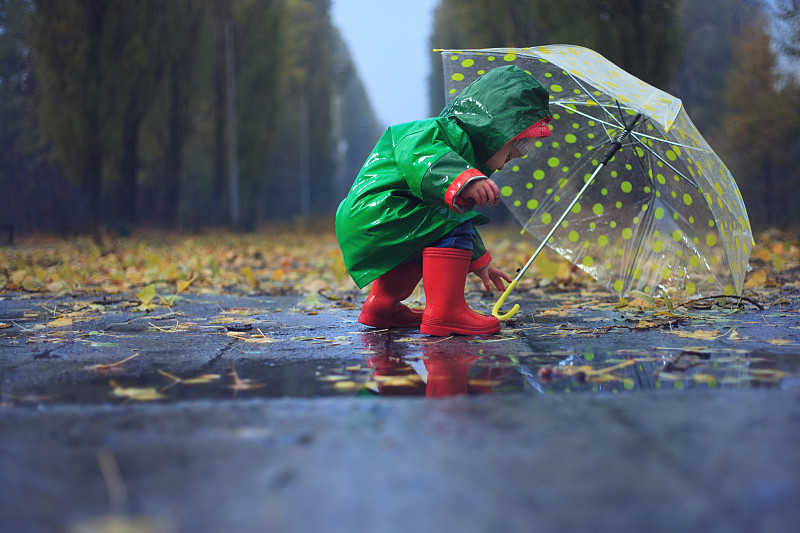 幼儿雨中趣事图片图片