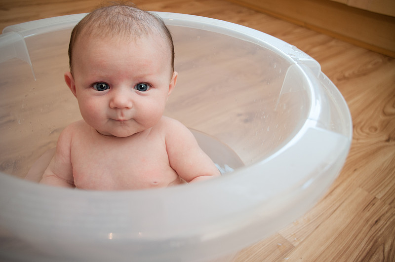 女婴在桶浴中图片下载