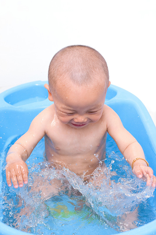 亚洲男婴愉快地洗澡图片下载