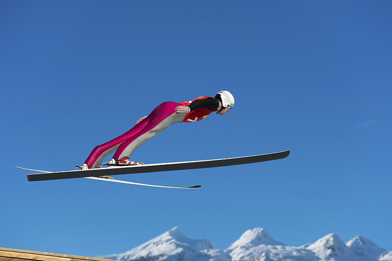 年轻人在滑雪跳跃动作图片下载