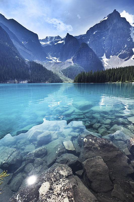 冰碛湖，班夫国家公园翡翠水景观，阿尔伯塔，加拿大图片下载