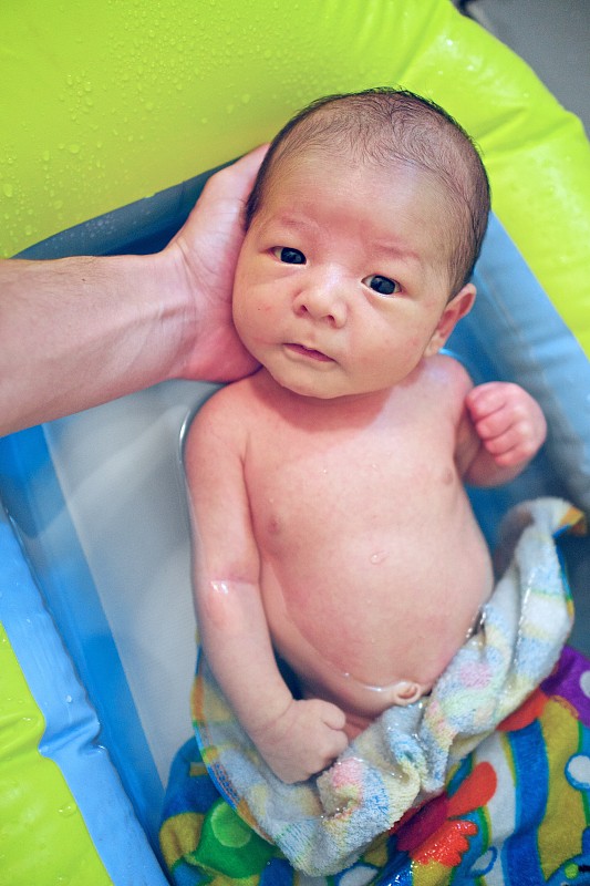 男婴用毛巾沐浴图片下载