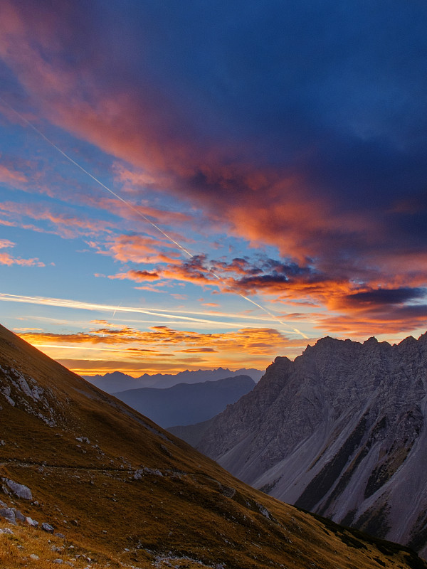 欧洲阿尔卑斯山的奇妙日出图片下载