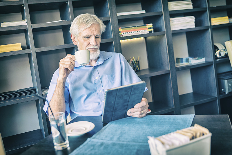 老人们在喝咖啡休息，用着平板电脑。图片下载