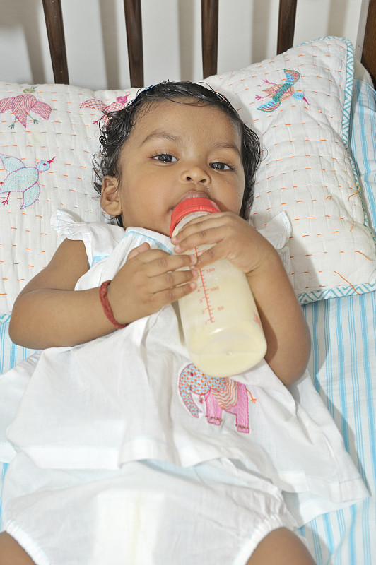 喝牛奶的印度女婴图片素材