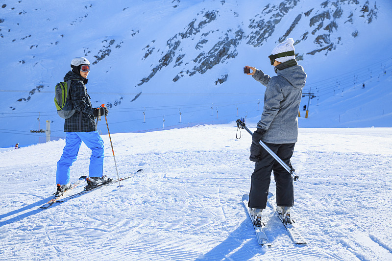 摄影滑雪者滑雪夫妇青少年男孩和女孩享受图片素材
