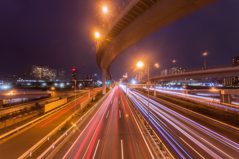 日本东京旺安高速公路上繁忙的交通灯图片下载