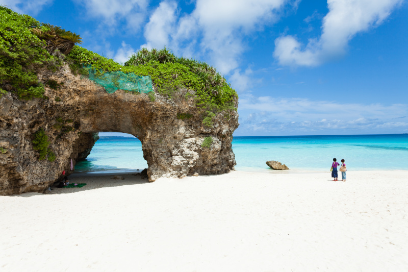 冲绳岛田园般的热带海滩上的天然拱门图片下载