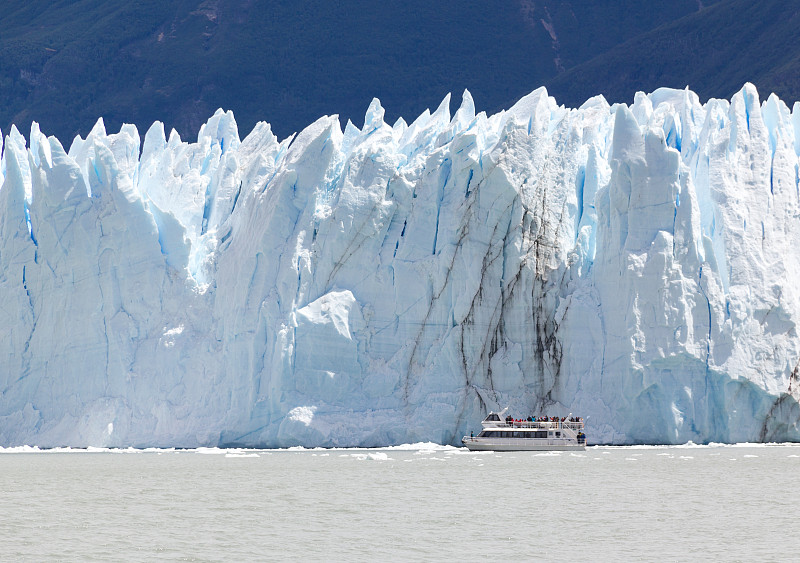 莫雷诺冰川前的一艘游船图片下载