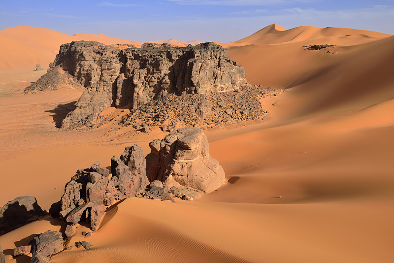 阿尔及利亚、撒哈拉沙漠、Ouan Zaouatan的沙丘和石塔图片下载