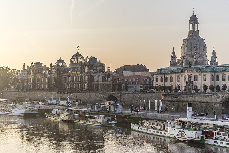 德国，德累斯顿，在早晨的前景易北河城市图片下载