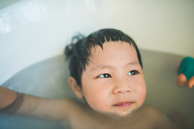 一个男孩喜欢洗热水澡图片下载