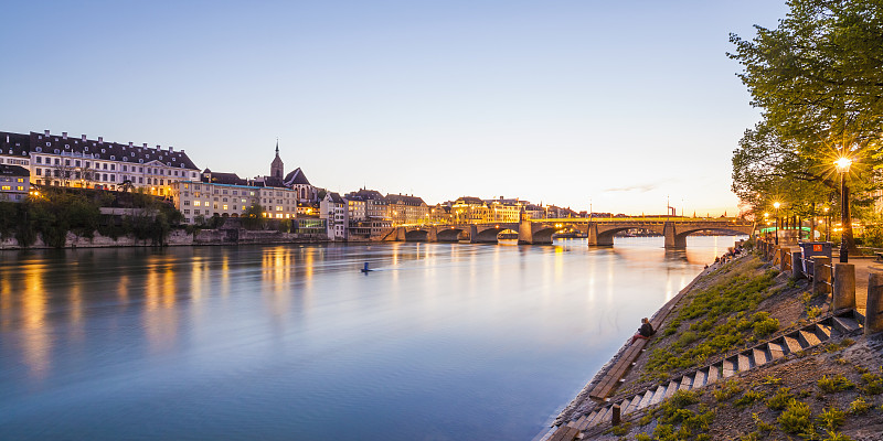 瑞士，巴塞尔，城市景观和莱茵河的黄昏图片下载