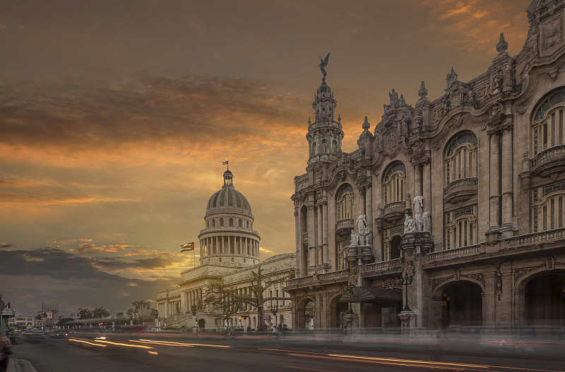 古巴哈瓦那，日落时分的国会大厦和国家大剧院图片下载