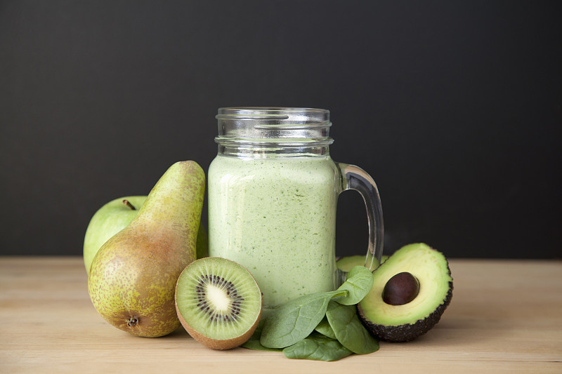 Still life of fresh kiwi, pear and avocado smoothie图片素材