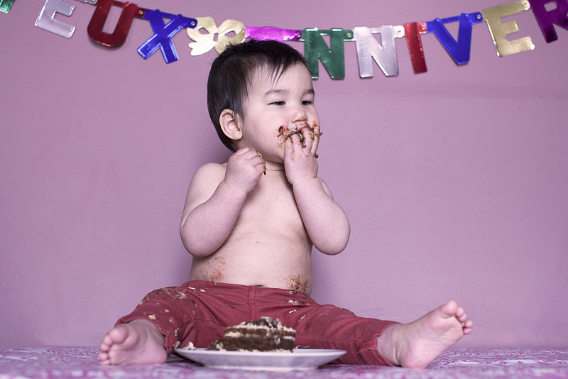 宝宝吃生日蛋糕图片下载