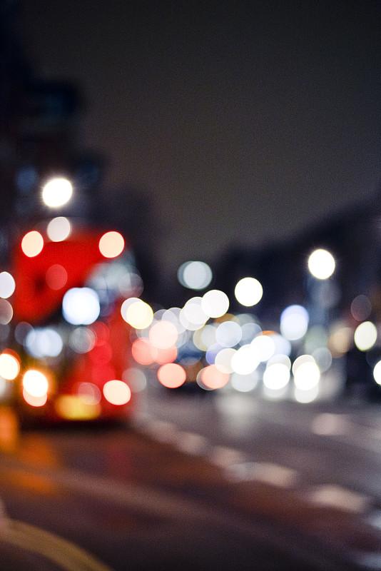 夜晚的城市街道，散焦图片素材