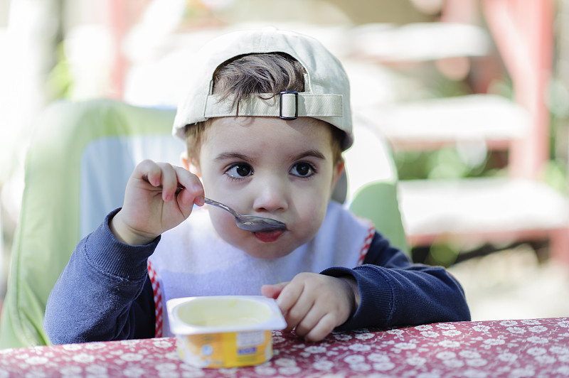 小男孩在吃香草奶油图片下载