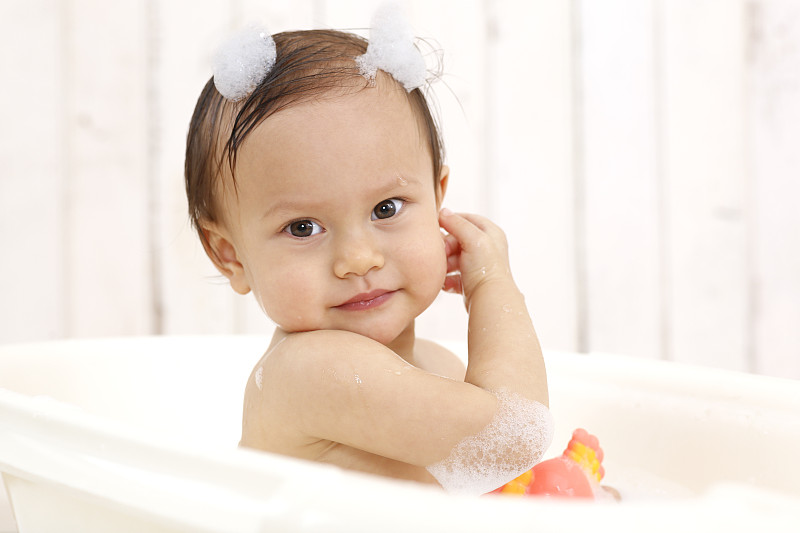 小女孩在浴缸里洗澡的肖像图片下载