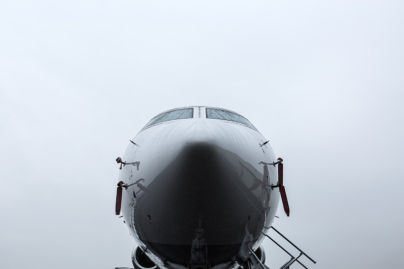 私人飞机前，飞机在雨中图片下载
