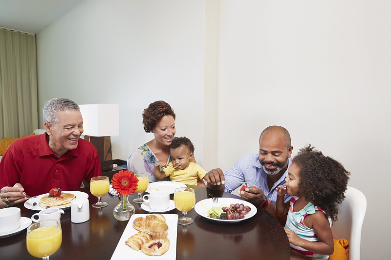 几代同堂的一家人在餐桌上吃早餐图片下载