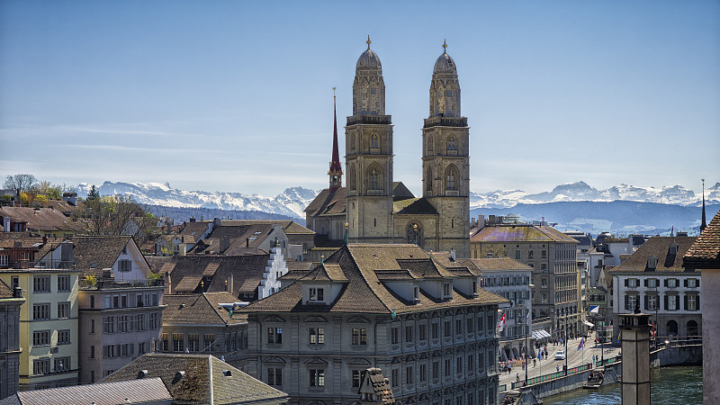 瑞士，苏黎世，背景是大教堂和阿尔卑斯山图片下载