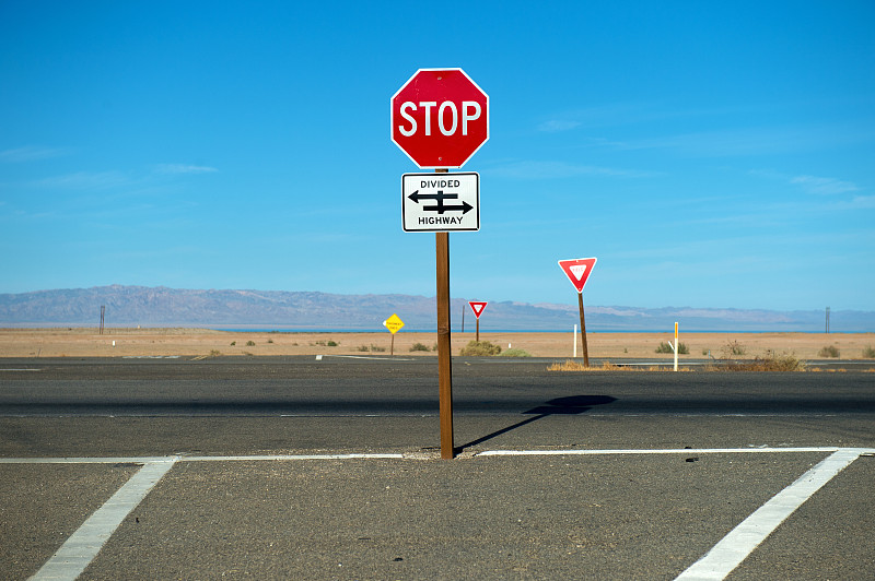 美国加利福尼亚州索尔顿市停车路标图片下载