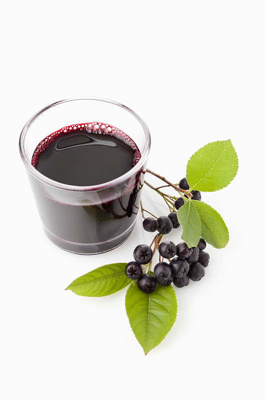 杯子里的Aronia汁，颈莓图片素材