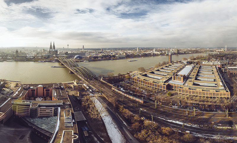 德国科隆，从多伊茨看莱茵河和霍亨索伦大桥图片素材