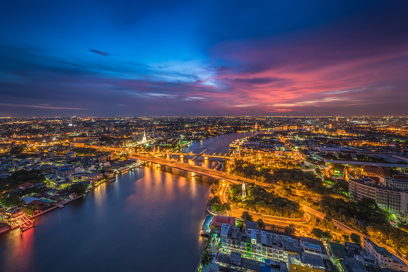 夕阳中的湄南河，曼谷，泰国图片下载