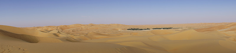 沙漠中绿洲的全景图片素材