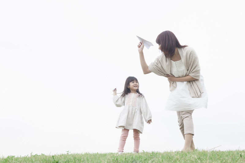 日本母亲和孩子在草坪上玩耍图片下载