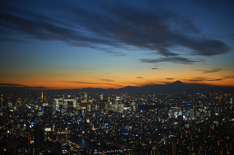 高架城市景观与日落的剪影富士山，东京，日本图片下载