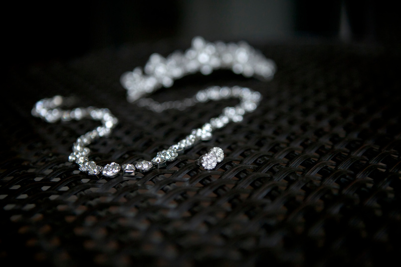桌子上的钻石项链和耳环的特写图片下载