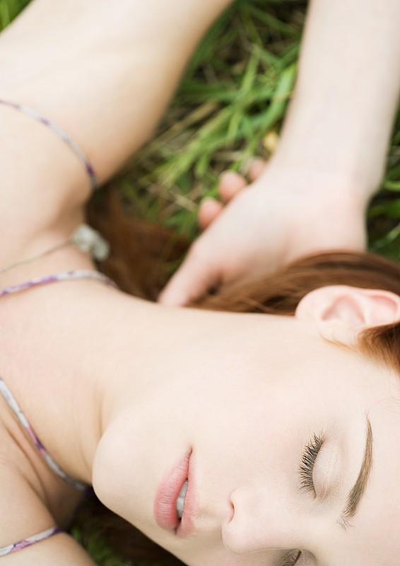 年轻女子躺在草地上图片下载