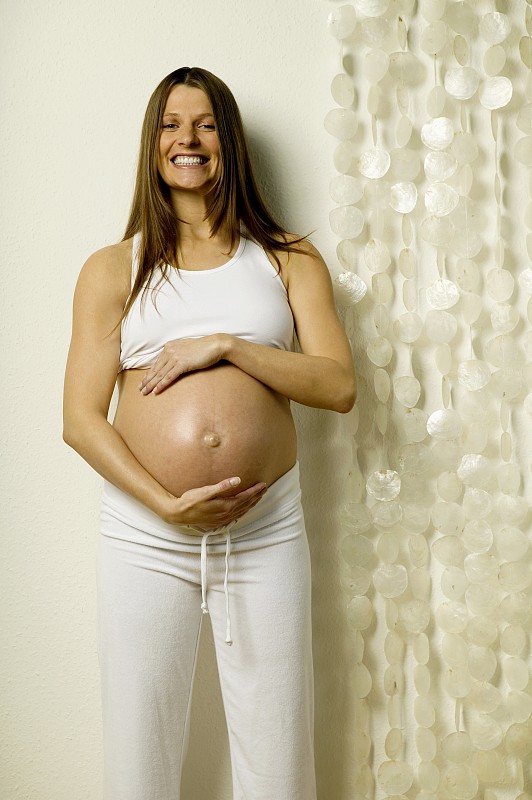 手放在肚子上的孕妇图片下载