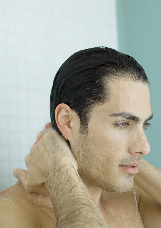 洗澡时手放在脖子后面的男人图片下载