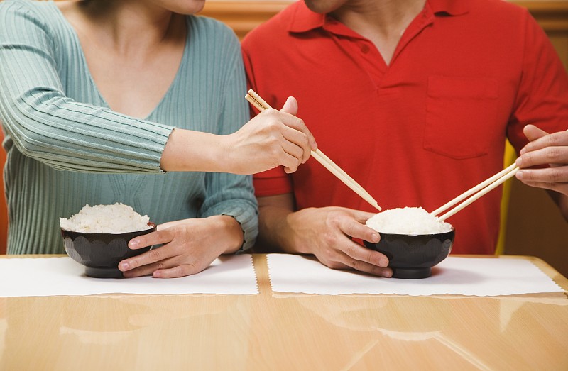 亚洲夫妇吃米饭图片下载