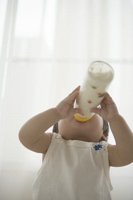 喝牛奶的婴儿图片下载