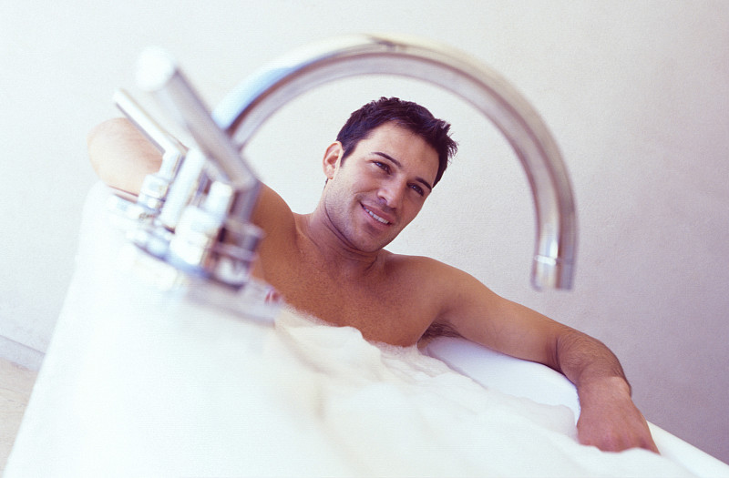 Man in bathtub图片下载